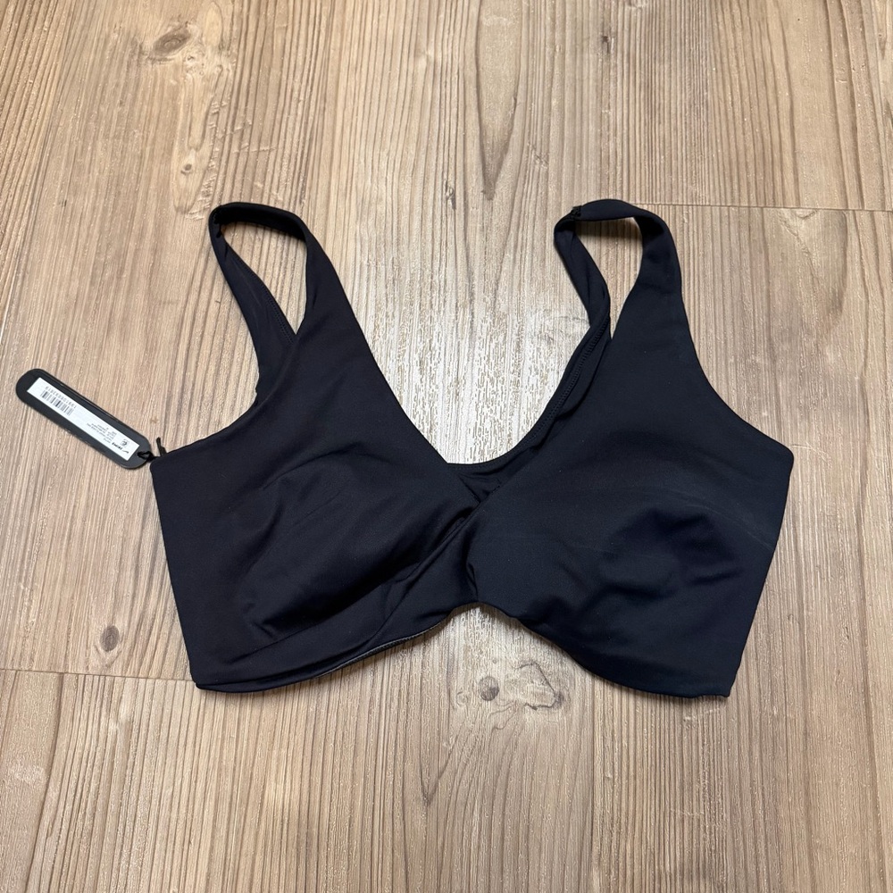 NWT Nike skims twist front plunge sports bra